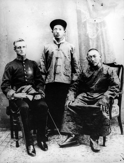 13e Dalai Lama, Sir Charles Bell en Maharaj Kumar Sidkeong Trul-ku, 1910 door English Photographer